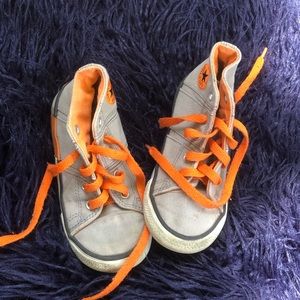 Gray and orange high top converse.